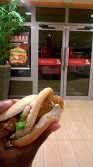 Comparaison d'un Burger KFC en vrai et sur l'affiche... Arnaque LOL