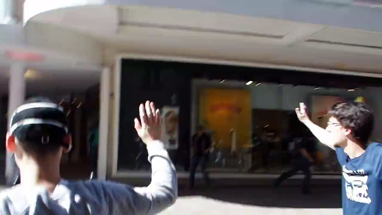 Policia se Enfrenta en Solitario a Protestantes