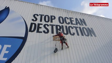 Douarnenez. L'usine Petit Navire bloquée par Greenpeace (Le Télégramme)