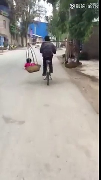 La technique improbable d'un père équilibriste pour transporter ses enfants