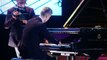 Un adolescent russe né sans doigts joue du piano !