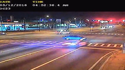 Quand une voiture de police grille un feu rouge à 145 km/h