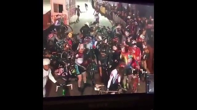 Des vélos percutent une moto en pleine course cycliste