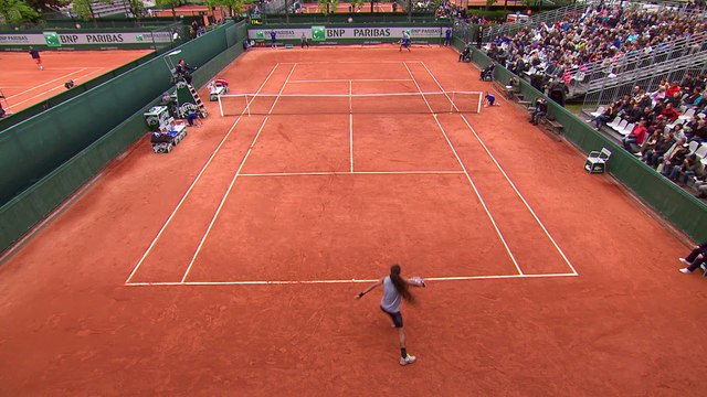 L'incroyable lob entre les jambes de Dustin Brown