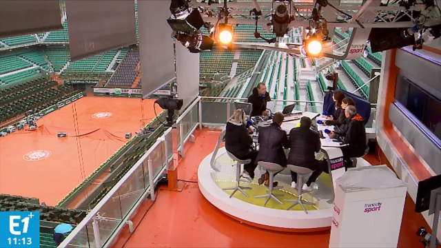 Un homme hypnotisé par Messmer à la télévision