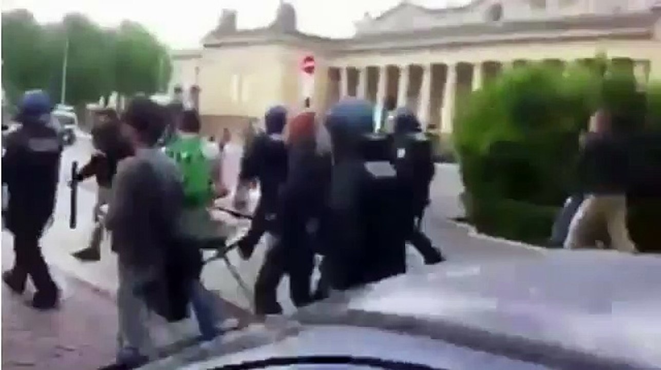 Un CRS demande à une manifestante d'aller faire la vaisselle