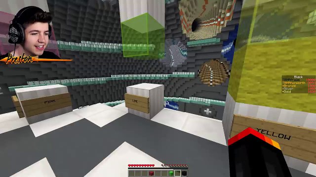 Minecraft FLYING OBSTACLE COURSE! | (17 LEVELS OF ELYTRA FUN!)