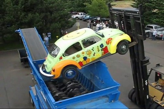 Broyage d'une VW Coccinelle de Hippie en quelques secondes !