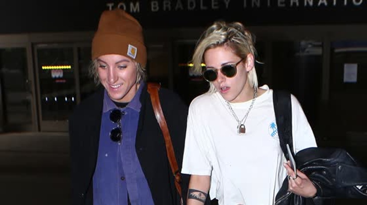 Kristen Stewart hält Alicia Cargiles Hand