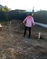 Faire du catch avec un banc !! Mauvaise idée...