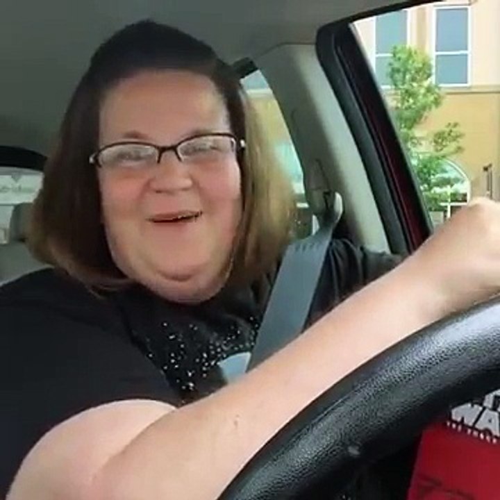 Une femme, un masque de Chewbacca, fou rire garanti