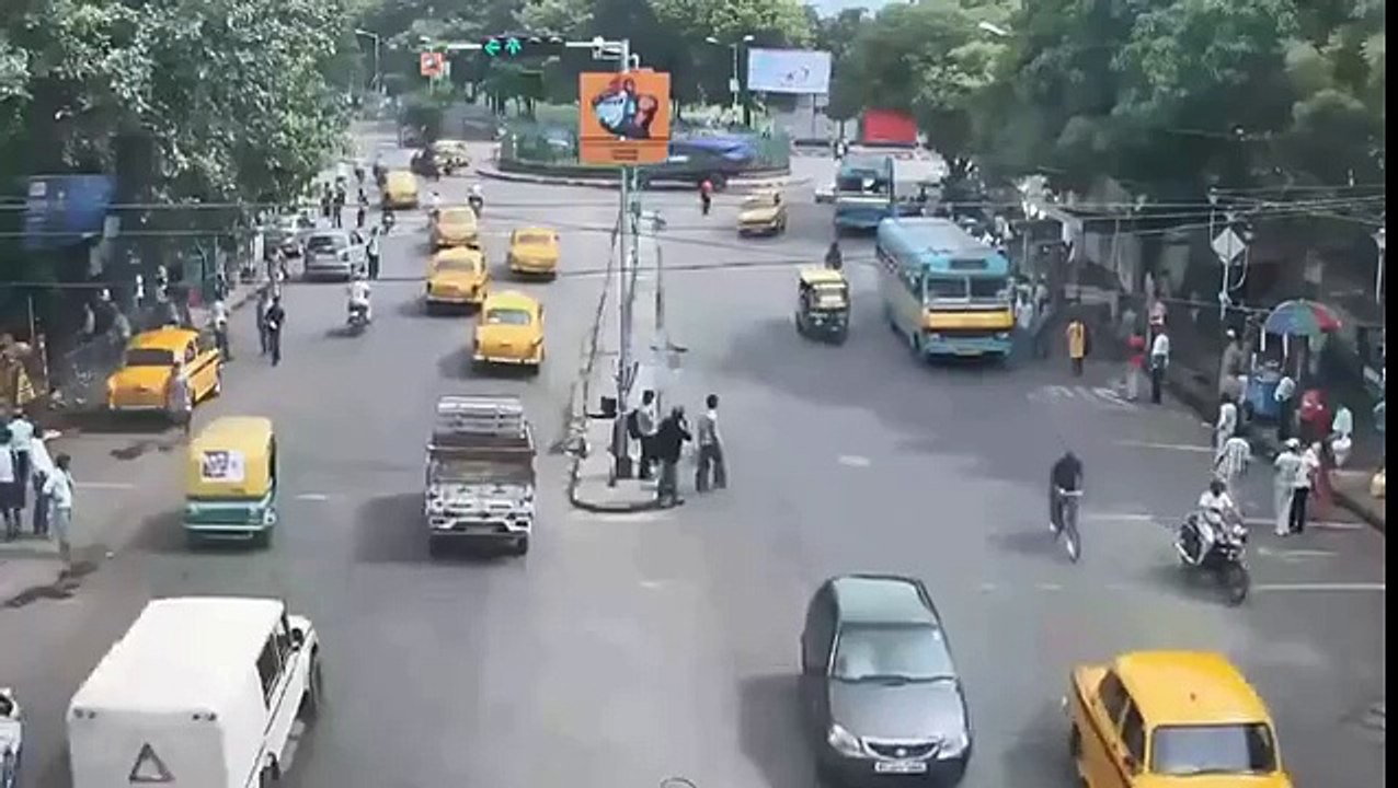 حادث مروع   كأن شيء لم يحدث