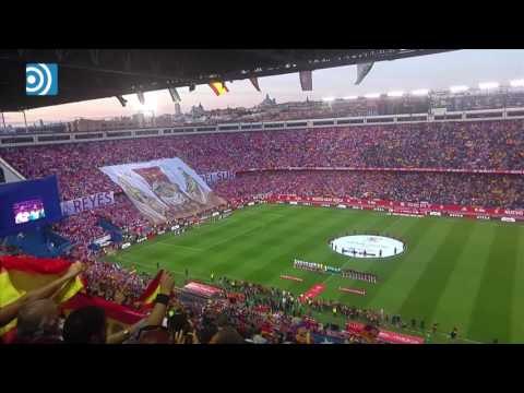 Pitos al himno y mayoría de esteladas en la grada barcelonista