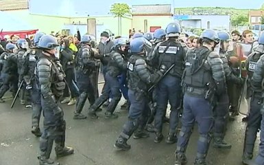 L'évacuation des grévistes au dépôt de carburant de Cournon d'Auvergne, en 42 secondes