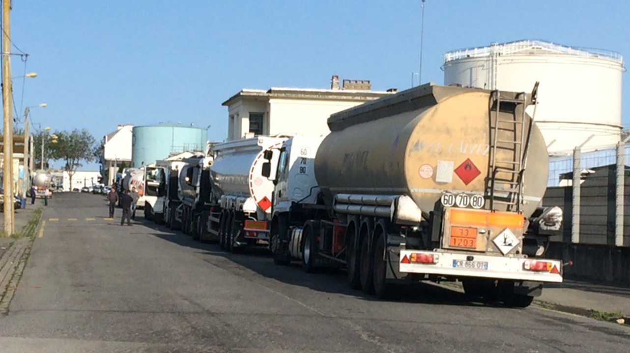 File de camions-citernes au dépôt pétrolier