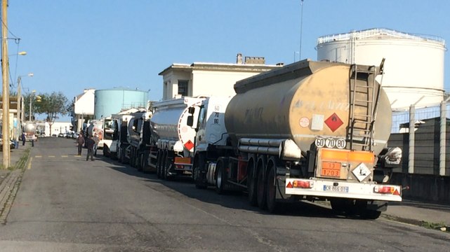 File de camions-citernes au dépôt pétrolier