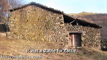 Ses amis lui disent qu'il est fou d'habiter dans une grange, mais quand ils voient l'intérieur, WOW!