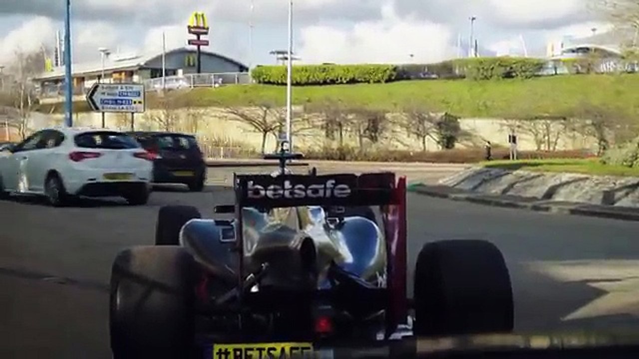 Carro de Formula 1 a rasgar pelas ruas do Reino Unido