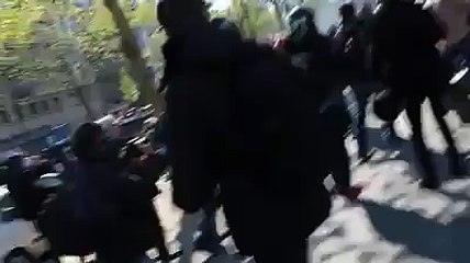 Un homme se fait attaquer par un CRS parce qu'il film une manifestation - vidéo Dailymotion