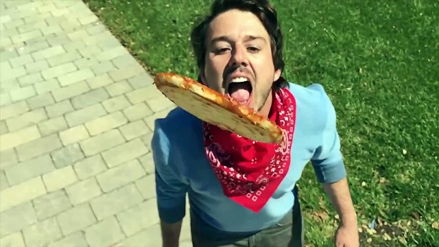 Люди учатся ловить еду как собаки