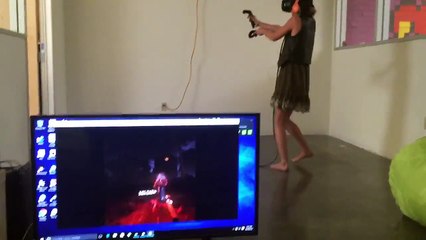 Elle a la peur de sa vie face aux Zombies dans un casque de