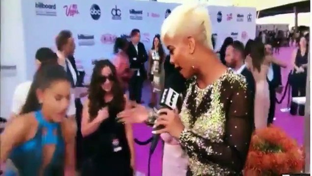Ariana Grande se prend les pieds dans le tapis rouge de la c