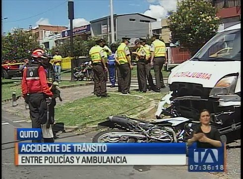 Se registró un accidente de tránsito entre policías y una ambulancia