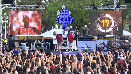 Video herunterladen: Barón vs Crie 930 (Octavos) – Red Bull Batalla de Gallos 2016 España. Regional Barcelona