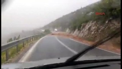 Mersin Tarsus Heyelandan Kapanan Yolda Zorlu Mücadele