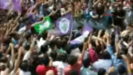 Kızıltepe Hdp'li Yüksekdağ'ın Miting Yapacağı Alanda Türk Bayrağı İndirilince Polis Müdahale Etti-...