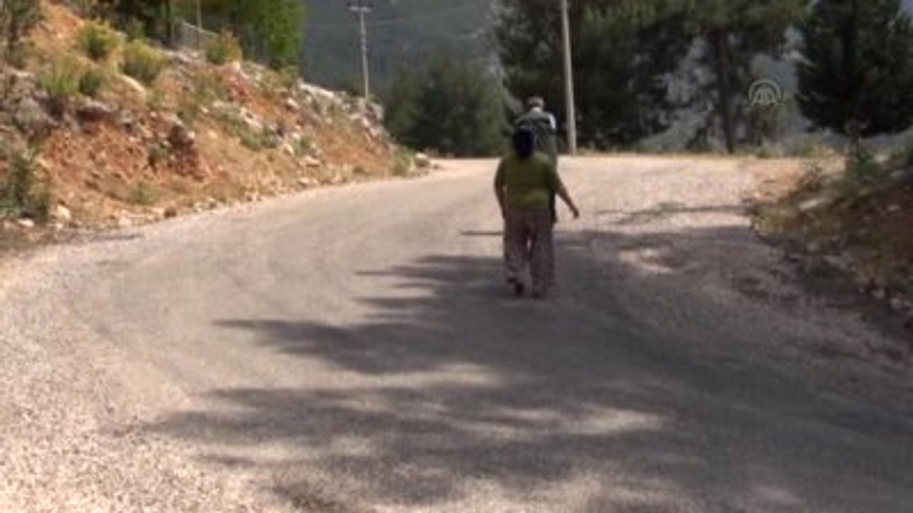 Kolsuz Adamın Yardımına Eşinin Kolları Yetişiyor