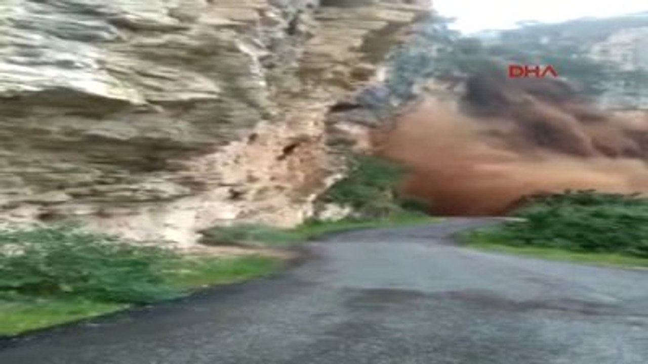 Mersin Heyelan ve Yağış Nedeni ile Kapanan Yolu Vatandaş Açtı