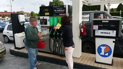 Un Anglais remplit son bidon malgré l'interdiction ce lundi 23 mai à Vire.