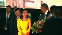 Tổng thống Mỹ Obama nhận hoa từ nữ sinh Việt Nam tại sân bay Nội Bài