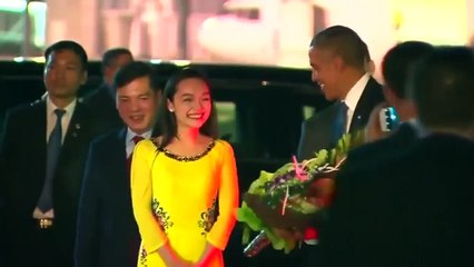 Tổng thống Mỹ Obama nhận hoa từ nữ sinh Việt Nam tại sân bay Nội Bài