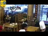 فيديو.. سيارة تقتحم مطعم صيني وتصيب أربعة مواطنين