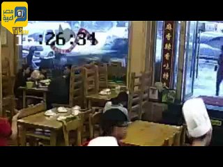 فيديو.. سيارة تقتحم مطعم صيني وتصيب أربعة مواطنين