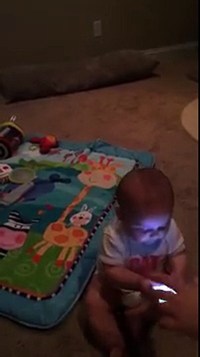 Cute baby addicted to smart phone | الجيل الجديد والتكنولوجيا إدماااااااان