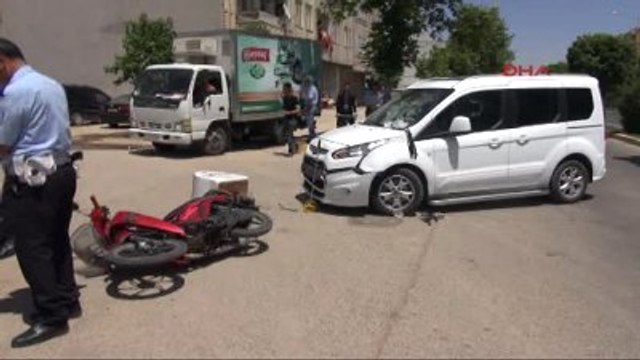 Adıyaman Hafif Ticari Aracın Çarptığı Motosiklet Sürücüsü Yaralandı