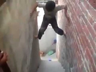 Amazing Kid Climbing on Straight Vertical wall - Funny Whatsapp Video | WhatsApp Video Funny | Funny Fails | Viral Video