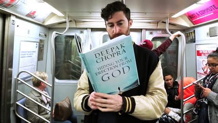 Le retour du mec qui lit des faux livres très provoc, dans le métro