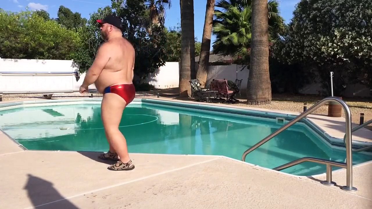 Ce mec nous fait une danse de la joie en slip de bain pour célébrer ses vacances!