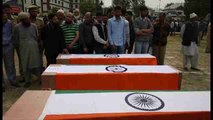 Entierran a los tres policías asesinados en Srinagar (India)