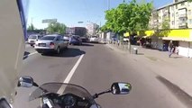 Motorcyclist chases down bag thief through traffic. Hero!