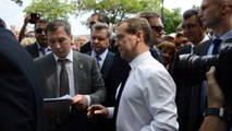 Медведев крымским пенсионерам- ДЕНЕГ НЕТ, НО ВЫ ДЕРЖИТЕСЬ!