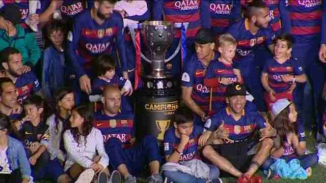 El Barça celebra el doblete sin Messi ni Luis Suárez en el Camp Nou