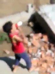 MENINO CHEIO DO CONHECIMENTO  DEUS PREGANDO SOZINHO NO QUINTAL E DESCENDO O CAJADO!