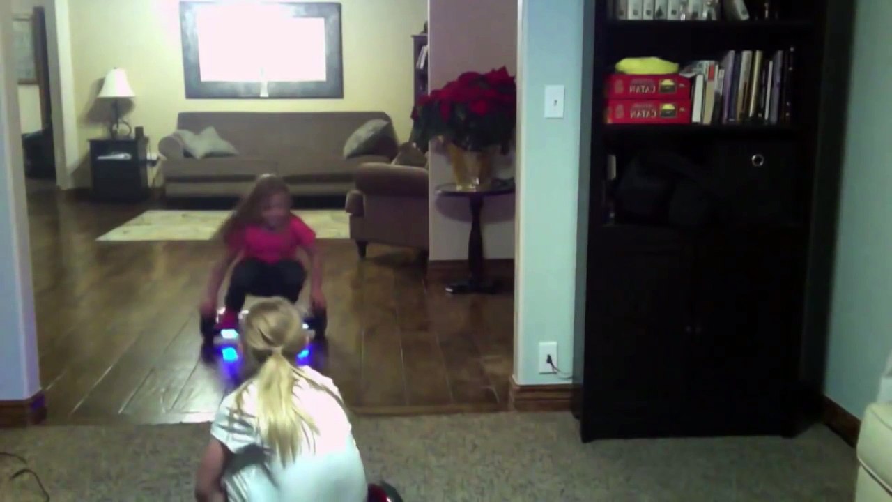 Coincée sur un hoverboard en mode rotation elle se plante LOL !