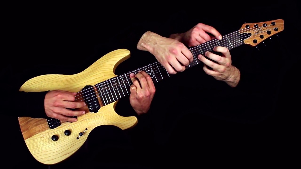 "One" de Metallica jouée par 6 mains sur 1 guitare en même temps !