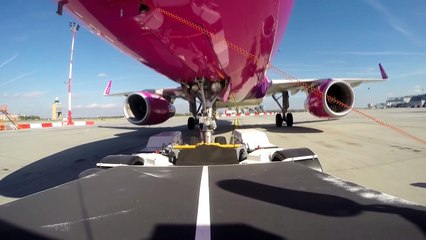 Un avion Airbus survole Budapest en rase-motte au dessus du -1